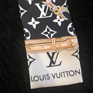 Louis Vuitton Monogram Confidential Bandeau Silk Scarf

$220.00
